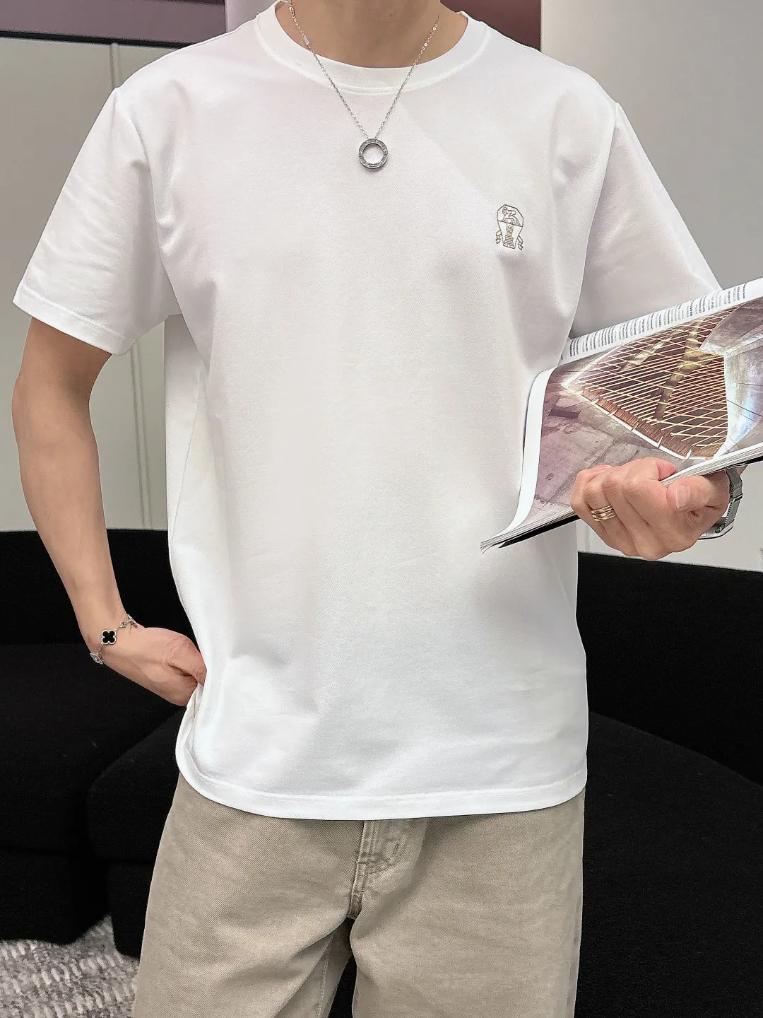 BC-2026ss new product New Arrival round neck T, a fashionable Versatile item that many celebrities love to wear! Friends who like Classic simplicity must not miss this one! The calm and elegant brand style has always been favored by the upper class! It is also the best choice for fashion items! The upper body is so handsome, highly recommended! ! ! The biggest attraction of this short-sleeved shirt is not only its own brand added value, but also the fact that this short-sleeved shirt is very cost-effective in terms of color matching and material! (Customized mercerized pearl fabric. Contains mulberry silk. The mercerized pearl texture is soft and delicate, has good gloss, and the overall texture is superb. This model uses a pearl mesh structure to make it have good breathability and moisture absorption, making it comfortable and dry to wear. It also has a certain degree of wrinkle resistance and color fastness, and is not easy to deform and fade)! The pre-shrunk treatment ensures the stiffness of the style, smooth and soft feel, soft and comfortable upper body, Classic fashion is simple and not complicated, and it is very attractive! Sizes:S-2XL
